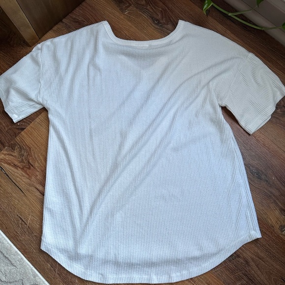White UNC V-Neck Short Sleeve Tee - Picture 3 of 4